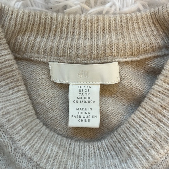 This is an H&M cream striped sweater in size Xsmall - Picture 3 of 4